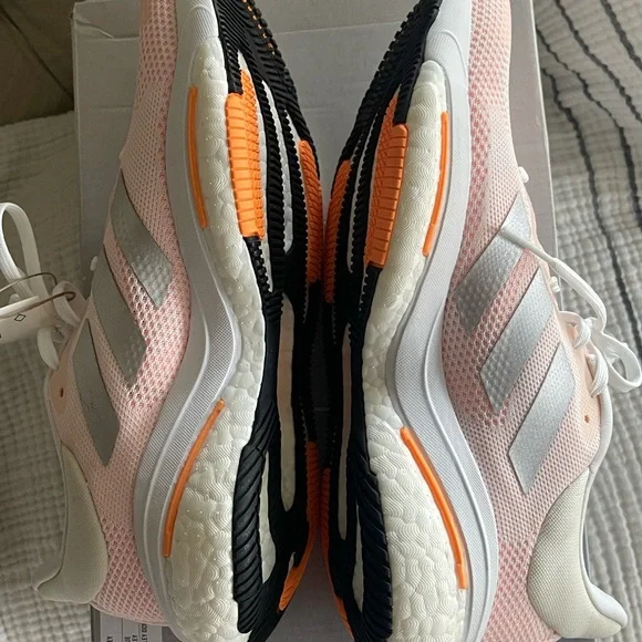 NIB. Adidas Women's Solar Glide 5 White/Silver/ Lite Pink Size 9 - Picture 10 of 14